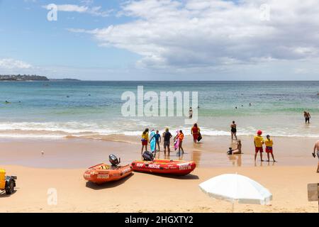 Surf Rescue Patrol con gommoni GOMMONI zodiacali a Manly Beach Sydney, New South Wales, Australia in una giornata estiva Foto Stock