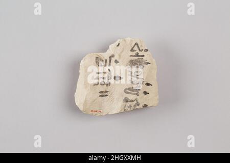 Ostracon inscritto con segni di identità e il nome della famiglia femminile ca. 1153–1143 a.C. nuovo regno, Ramesside Ostraca (plurale per ostracon) sono potherds usati come superfici su cui scrivere o disegnare. Il termine è usato, per estensione, per riferirsi a trucioli di calcare, che sono stati impiegati per scopi simili. Nonostante le loro umili apparenze, straca porta una vasta gamma di immagini e testi, tra cui documenti amministrativi, testi letterari, e raffigurazioni di figure reali e divine. I testi sono stati scritti principalmente con penna a canna e inchiostro di due colori, rosso e nero, e inscritti in hieratic, Th Foto Stock