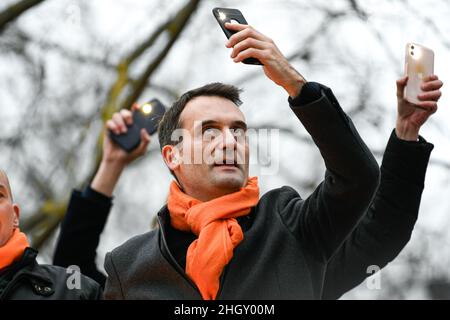 Florian Philippot durante la dimostrazione contro il passaggio di vaccino. Diverse migliaia di persone si sono sfilate a Parigi, rispondendo all'appello di Florian Philippot e dei Patrioti ('Les Patriotes'). I dimostranti protestavano, in nome delle libertà, gli obblighi del pass sanitario per la vaccinazione. Parigi, Francia, il 22 gennaio 2022. Foto Stock