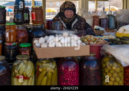 Shamakhi, Azerbaijan - Gennaio 07 2022- mercato locale venditore donna attirare l'attenzione con il suo dente d'oro. Foto Stock