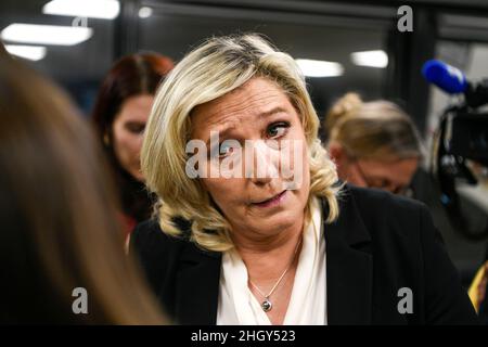 Marine le Pen, candidata per 'le Rassemblement National' (RN) per le elezioni presidenziali, qui nel suo ufficio a Parigi, in Francia, il 15 novembre 2021. Foto Stock