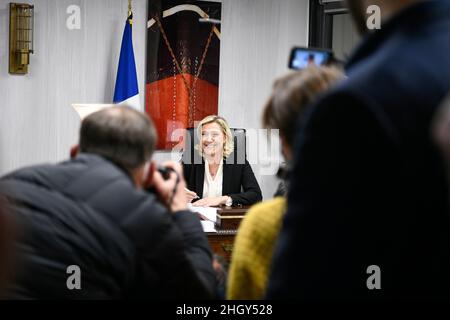 Marine le Pen, candidata per 'le Rassemblement National' (RN) per le elezioni presidenziali, qui nel suo ufficio a Parigi, in Francia, il 15 novembre 2021. Foto Stock