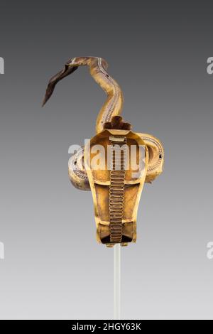 Uraeus 945–712 a.C. terzo periodo intermedio la cobra rappresenta la dea Wadjet, una dea molto antica che è associata a re. Quando il serpente è indossato sopra la fronte del re, la sua testa sollevata e il cappuccio dilatato pronto ad attaccare se necessario, è chiamato un ureo. L'ureo costituisce il simbolo del consumata royalties. Col passare del tempo è indossato anche da donne reali e da alcuni dei.questo ureo è assemblato da oro martellato e fogli e strisce di electrum; la testa e la cappa del serpente formano un componente, che è stato inserito nelle bobine e coda che formano un secondo. L'elemento di testa separato A. Foto Stock