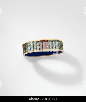 Bracciale a bracciale angolato ca. 1875 Alexis Fize descritto da Lucien Fize come “ricordi intimi…. Preziosi come pappagamenti illuminati”, i bracciali a bracciale d’oro ornati con mottos smaltati dai colori brillanti erano una specialità della gioielleria parigina fondata dal padre Alexis Fize nel 1838. Sia padre che figlio produssero questi romantici ricordi, ispirati alle collane smaltate alla fine del XIV secolo e alle gemme inscritte con “galantes devisse” (motti cavallereschi). L'azienda è conosciuta soprattutto per i suoi disegni basati sull'arte medievale europea, così come per i giapponesi e quasi orientali Foto Stock