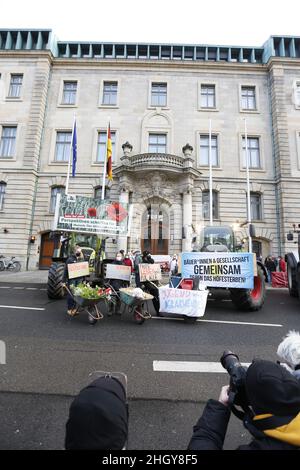 Berlino, Berlino-Mitte, Germania. 22nd Jan 2022. Un convoglio di trattori attraversa la città. Gli agricoltori consegnano una nota di protesta del Ministero Federale dell'Agricoltura al CEM Ã-zdemir. C'è anche il 'leek di cavallino per il turnaround agricolo?.più di 1000 persone provenienti da tutta la Germania in questi giorni tramite videomessaggio partecipare, consegnato al ministro dell'Agricoltura. (Credit Image: © Simone Kuhlmey/Pacific Press via ZUMA Press Wire) Foto Stock