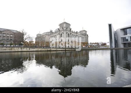 Berlino, Tiergarten, Germania. 22nd Jan 2022. Le lettere di paglia da cui sono fatte sono lunghe 70 metri e alte 4,5 metri un quadro impressionante emerge al Bundestag. Quindi chiede alla ''Siamo stanchi!''- Alleanza più velocità nella svolta agricola da parte del Ministro dell'Agricoltura Ã-zdemir e il nuovo governo. A causa della pandemia, gli oltre 60 hanno formato un'alleanza.le organizzazioni fuse hanno deciso il grande originariamente previsto per rinviare la dimostrazione di turnaround agricolo (immagine di credito: © Simone Kuhlmey/Pacific Press via ZUMA Press Wire) Foto Stock