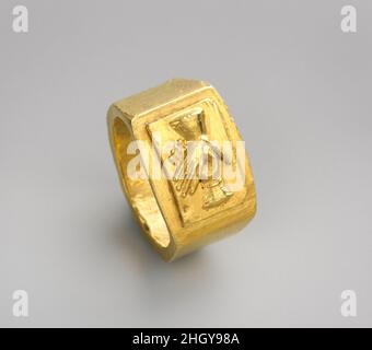 Gold Finger ring 3rd Century A.D. Roman questo impressionante anello è stato usato come una band betrothal o matrimonio— Una tradizione che si stabilì solo nel terzo secolo d.C. la piccola dimensione del cerchio suggerisce che è stato dato ad una giovane fidanzata o sposa, ma il suo peso implica che la coppia era in grado di permettersi pezzi preziosi di gioielli d'oro. Ghiera in oro. Romana. 3rd secolo d.C.. Oro. Tardo imperiale. Oro e argento Foto Stock