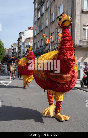 Gli artisti intrattengono i visitatori al Festival Internazionale annuale dei Pupi 22nd a Redondela, Spagna. Questo vivace villaggio è una tappa popolare per i pellegrini Foto Stock