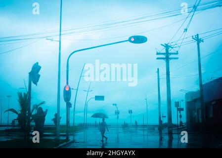 La scena stradale si fermò al semaforo sotto la pioggia battente. Salvador, Bahia, Brasile. Foto Stock
