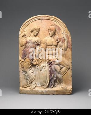 Antefix in terracotta fine 1st secolo a.C.–inizio 1st secolo d.C. gli antefix romani sono coperture decorative per le estremità delle mattonelle situate al bordo di un tetto. Questo esempio, che mostra Venere (Afrodite, la dea dell'amore) e il suo amante Marte (Ares, il dio della guerra), conserva una notevole quantità della sua superficie dipinta. Antefix in terracotta. Romana. Fine 1st secolo a.C.–inizio 1st secolo d.C.. Terracotta. Prima Imperiale, Augusto. Terracotte Foto Stock