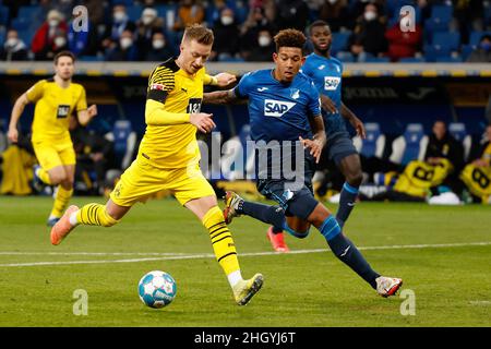 Hoffenheim. 23rd Jan 2022. Marco Reus (fronte L) di Dortmund spara durante la partita di calcio tedesca di prima divisione Bundesliga tra TSG 1899 Hoffenheim e Borussia Dortmund a Hoffenheim, Germania, 22 gennaio 2022. Credit: Xinhua/Alamy Live News Foto Stock