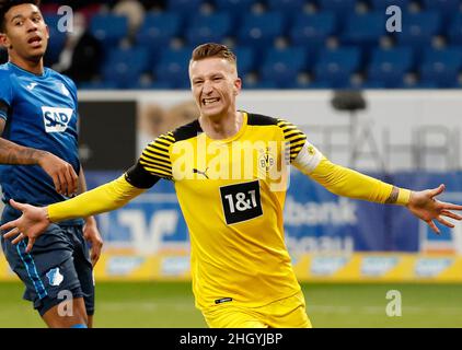 Hoffenheim. 23rd Jan 2022. Marco Reus di Dortmund festeggia dopo aver segnato durante la prima divisione tedesca Bundesliga partita di calcio tra TSG 1899 Hoffenheim e Borussia Dortmund a Hoffenheim, Germania, 22 gennaio 2022. Credit: Xinhua/Alamy Live News Foto Stock