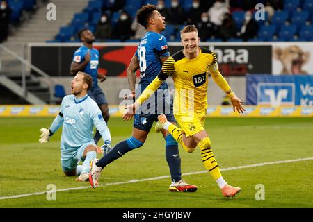 Hoffenheim. 23rd Jan 2022. Marco Reus (1st R) di Dortmund festeggia dopo aver segnato durante la prima divisione tedesca Bundesliga partita di calcio tra TSG 1899 Hoffenheim e Borussia Dortmund a Hoffenheim, Germania, 22 gennaio 2022. Credit: Xinhua/Alamy Live News Foto Stock