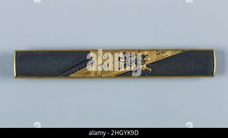 Set di raccordi per spada (Mitokoromono) con due manici a coltello aggiuntivi (Kozuka) e un paio di ornamenti Grip (Menuki) 17th secolo Got? Teij? (Mitsumasa) Giapponese il Got? La scuola dei produttori di accessori di spada è stata fondata nel XV secolo da Got? Y?j?, chi si dice sia stato patronizzato dallo shogun Ashikaga Yoshimasa (1435–1490). Il lavoro del Got? masters è caratterizzato da disegni pittorici scolpiti in alto rilievo su una terra di shakud? (lega di rame e oro trattata chimicamente per trasformare un ricco blu-nero), rifinita in nanako (piccoli cerchi punzonati regolarmente sulla superficie per dare Foto Stock