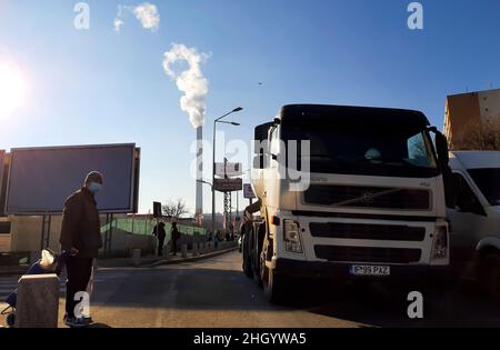 Bucarest, Romania - 14 gennaio 2022: Camino della centrale elettrica di CET Progressul, inquinare con fumo dalla combustione di petrolio e gas di riscaldamento, nel sonar Foto Stock