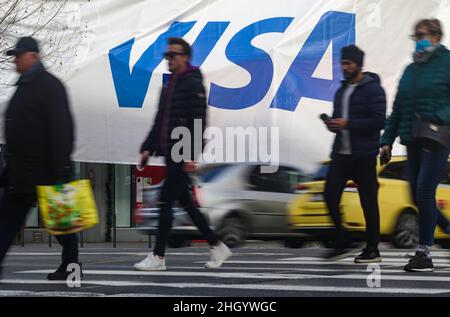 Bucarest, Romania - 03 gennaio 2022: Una grande pubblicità VISA su una bandiera enorme è stata sollevata su un edificio a Bucarest. Foto Stock