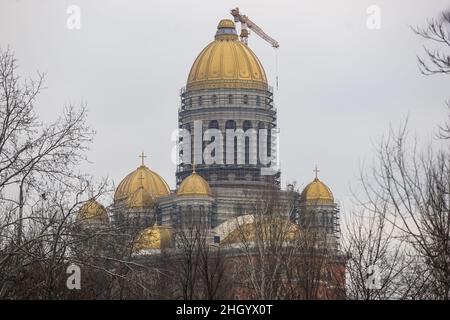 Bucarest, Romania - 13 gennaio 2022: La Cattedrale della salvezza del popolo rumeno, edificio ancora in costruzione, è visibile da Calea 13 Septembrie, Foto Stock