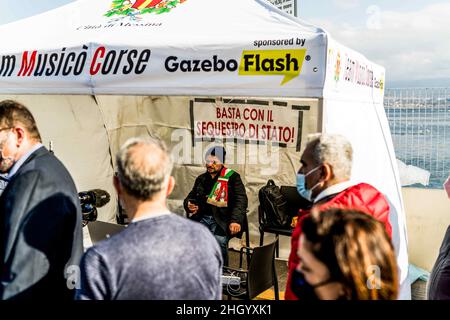 Messina, Sicilia, Italia. 18th Jan 2022. Messina, Italia. 18 gennaio 2022. Il Sindaco di Messina Cateno De Luca protesta contro il passo verde super entrato in vigore con decreto governativo, perché blocca la continuità territoriale dell'Italia. Il Sindaco occupò pacificamente uno spazio della banchina Rada San Francesco per portare alla luce un difetto che fu trovato nel decreto dopo aver segnalato il problema più volte al governo centrale di Roma. De Luca si accamparono con la sua tenda senza ostacolare le operazioni di sbarco e imbarco dei pendolari con un super green pass, che regolarmente si accoppiano Foto Stock