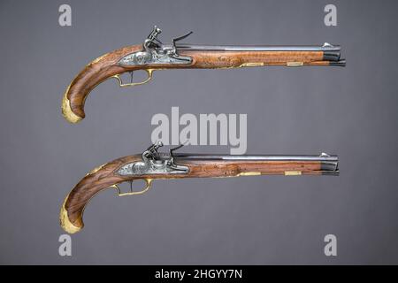 Coppia di pistole Flintlock ca. 1760–70 Johann Andreas Kuchenreuter Tedesco diverse generazioni della famiglia Kuchenreuter furono dei gunsmith di grande successo i cui patroni comprendevano il re di Boemia, Napoleone e lo zar di Russia. Johann Andreas e suo padre Johann Jacob sono stati tra i membri più famosi di questa dinastia di produzione di armi.. Coppia di pistole Flintlock. Tedesco, Regensburg. Ca. 1760–70. Acciaio, legno, bronzo, oro, argento, avvisatore acustico. Regensburg. Armi da fuoco-Pistoli-Flintlock Foto Stock