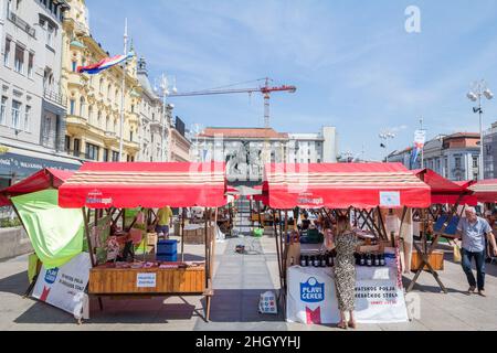 Foto di trg Bana Jelacica a Zagabria nel pomeriggio. Piazza Ban Jelacic è la piazza centrale della città di Zagabria, Croazia, che prende il nome da Ban Josi Foto Stock