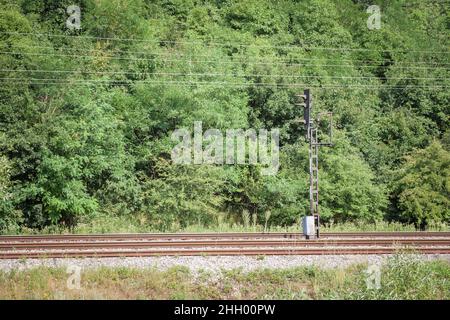 Immagine di un semaforo ferroviario, di un sistema di segnalazione, vecchio e decaduto, su linea di linea di linea di linea, pista elettrificata. Foto Stock