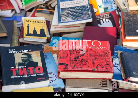Foto di libri di seconda mano di Josip broz Tito si diffuse sul terreno in un mercato delle pulci di Belgrado, Serbia. Josip Broz comunemente noto come Tito era uno Yug Foto Stock