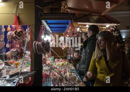 Foto delle bancarelle di un mercatino di natale di caramelle con caramelle sciolte, di vario tipo, come lecca, orsi gommosi e altre varietà di zucchero Foto Stock