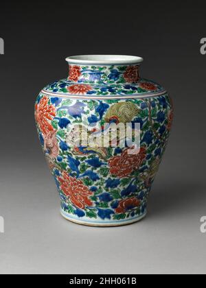 Vaso con mitico Qilin tra Peonie albero metà 17th secolo Cina. Vaso con mitico Qilin tra le Peonie degli alberi. Cina. Metà del 17th secolo. Porcellana dipinta con smalti colorati su smalto trasparente (Jingdezhen ware). Dinastia Qing (1644-1911), periodo Shunzhi (1644-61). Ceramica Foto Stock