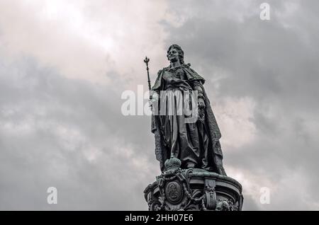 Monumento a Caterina a Pietroburgo contro un cielo grigio nuvoloso Foto Stock