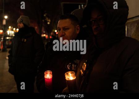 New York, Stati Uniti. 22nd Jan 2022. Vigil ha tenuto per l'ufficiale di polizia ucciso Jason Rivera a 32nd precinct di polizia a New York il 22 gennaio 2022. L'ufficiale di polizia Jason Rivera è stato ucciso da un uomo da armi il 21 gennaio 2022 mentre rispondeva a una chiamata di disputa interna. A Vigil hanno partecipato funzionari di polizia a cui hanno aderito membri della FDNY e dello SME. Il sindaco Eric Adams ha espresso osservazioni. (Foto di Lev Radin/Sipa USA) Credit: Sipa USA/Alamy Live News Foto Stock