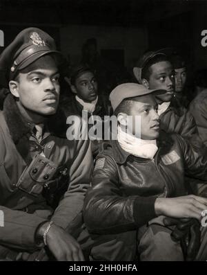 Un gruppo di Tuskeegee Airmen (la scuola di addestramento pilota dei combattenti neri) in un briefing in Italia Foto Stock