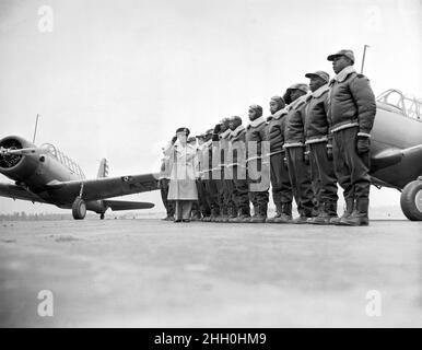 Il maggiore James A. Ellison restituisce il saluto di Mac Ross, mentre recensisce la prima classe di cadetti Tuskegee; alla base del corpo aereo dell'esercito degli Stati Uniti e scuola di volo avanzata, con gli addestratori di Vultee BT-13 nello sfondo, Tuskegee, Alabama, 1941 Foto Stock