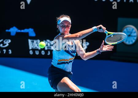 Melbourne, Victoria, Australia. 23rd Jan 2022. MELBOURNE, AUSTRALIA - GENNAIO 23: Barbora Krejcikova della Repubblica Ceca gioca contro Victoria Azarenka della Bielorussia il giorno 7 del 2022 Australian Open al Melbourne Park il 23 Gennaio 2022 a Melbourne, Australia. (Credit Image: © Chris Putnam/ZUMA Press Wire) Foto Stock