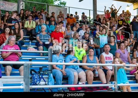 Gli spettatori riempiono la tribuna alla zona fieristica della contea di Noble a Kendallville, Indiana, USA. Foto Stock