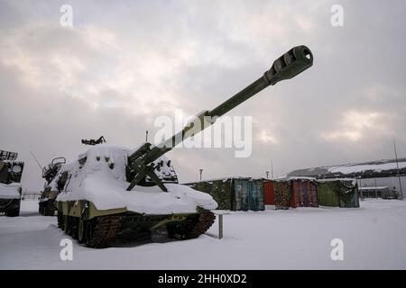 artiglieria su piste sotto la neve ad una base militare Foto Stock