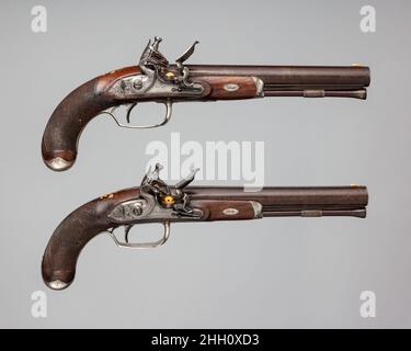 Coppia di pistole Flintlock del Principe di Galles, più tardi Giorgio IV (1762–1830) con allarmamenti inglesi DURS Egg 1793–94 realizzati per il Principe di Galles di solito presentano la sua cresta distintiva, tre piume di struzzo e una coronetta reale, E motto, ICH DIEN (io servire), intarsiato in oro o argento sul magazzino. Decorate con supporti in argento inciso, queste pistole reali hanno un piccolo pezzo di piombo incorporato all'interno dell'impugnatura, aggiunto da Egg come controbilanciamento alla canna e per dare l'erpito dell'arma da fuoco. La protezione a grilletto piatta e lunga con una barra all'estremità anteriore è una caratteristica regolare dell'ovaio DURS Egg Foto Stock