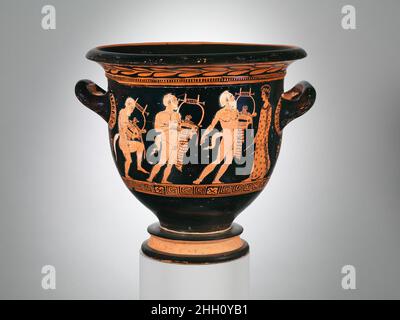 Campana di terracotta (ciotola per mescolare vino e acqua) ca. 420 a.C. attribuita all'obverso Polion, coro di satirsReverse, youthsThe iscrizione 'singers at the Panathenaia' offre una spiegazione del soggetto sull'obverso. Tre Papposilenoi, vecchi satiri, tengono le lire e si muovono verso un uomo con un paio di flauti. Si tratta di artisti in costume che hanno partecipato al festival che si è svolto annualmente in onore di Athena, la dea patrona di Atene. Campana-krater in terracotta (ciotola per mescolare vino e acqua). Greco, Attico. Ca. 420 A.C. Terracotta; figura rossa. Classico. Vasi Foto Stock