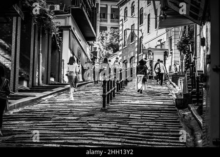 Pottinger Street è anche conosciuta come 'Stone Slabs Street' poiché è lastricata in modo irregolare con gradini in pietra di granito. Foto Stock