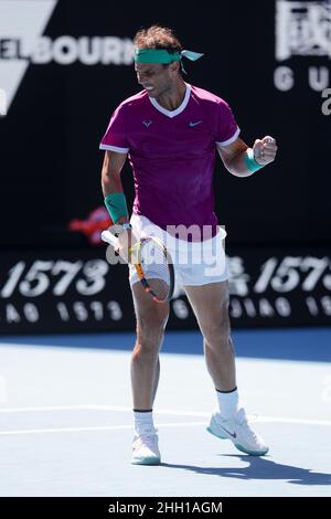 Melbourne, Australia. 23rd. Gennaio 2022. Il tennista spagnolo Rafael Nadal è in azione durante il torneo Australian Open di Melbourne Park domenica 23 gennaio 2022. © Juergen Hasenkopf / Alamy Live News Foto Stock