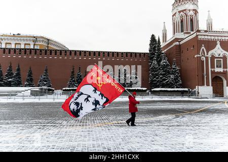 Il Partito Comunista della Federazione Russa tiene un raduno al Mausoleo di Lenin sulla Piazza Rossa in memoria del leader Stalin. Dicembre 21, 2021 Foto Stock