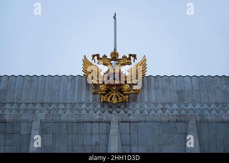 Stemma della Federazione russa sulla facciata del Palazzo dei Congressi del Cremlino Foto Stock