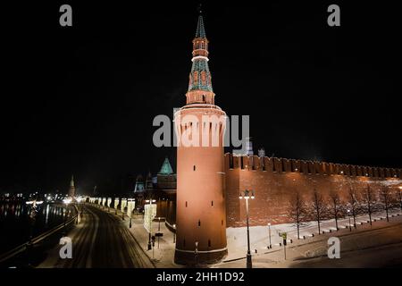 Il Cremlino di Mosca sulla Piazza Rossa di notte in inverno. Illuminazione delle belle torri del Cremlino. Foto Stock