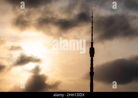 Torre televisiva di Ostankino con illuminazione serale al tramonto. Mosca, Russia Foto Stock