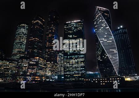 Grattacieli della città di Mosca, Centro Internazionale degli Affari di Mosca di notte in inverno. Foto Stock