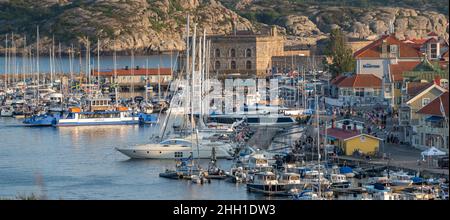 Panorama dell'isola di Marstrand con porto e barche nel canale Foto Stock