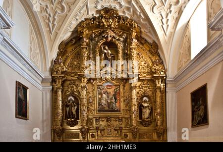 Spagna Avila - l'altare della chiesa del convento carmelitano dell'Incarnazione a Ávila, con un pannello centrale che rappresenta l'Annunciazione quando, a messaggio dell'angelo, Cristo è stato incarnato nel grembo della Vergine Maria. Ai lati si trovano i grandi mistici e riformatori carmelitani, Santa Teresa d'Avila (di cui era il convento) e San Giovanni della Croce (che la visitò in questo stesso convento). Al di sopra del profeta Elia, una delle figure centrali della spiritualità carmelitana Foto Stock