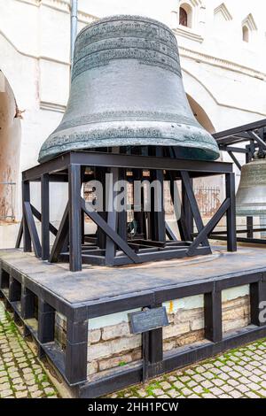 Veliky Novgorod, Russia - 30 agosto 2021: Antica campana del campanile di Sofia nel Cremlino di Novgorod. Campanello festivo (1659) Foto Stock