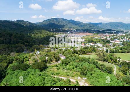 Vista aerea del distretto di Kathu Phuket Thailandia da drone camera alta vista angolo Foto Stock