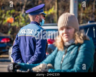 Bucarest, Romania - 12.01.2021: Vista posteriore di un poliziotto rumeno in uniforme. Foto Stock