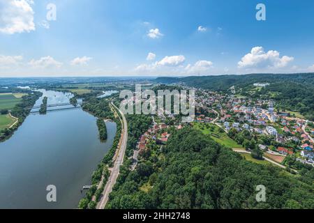 Vista sulla vasta valle del Danubio intorno a Donaustauf vicino a Regensburg Foto Stock